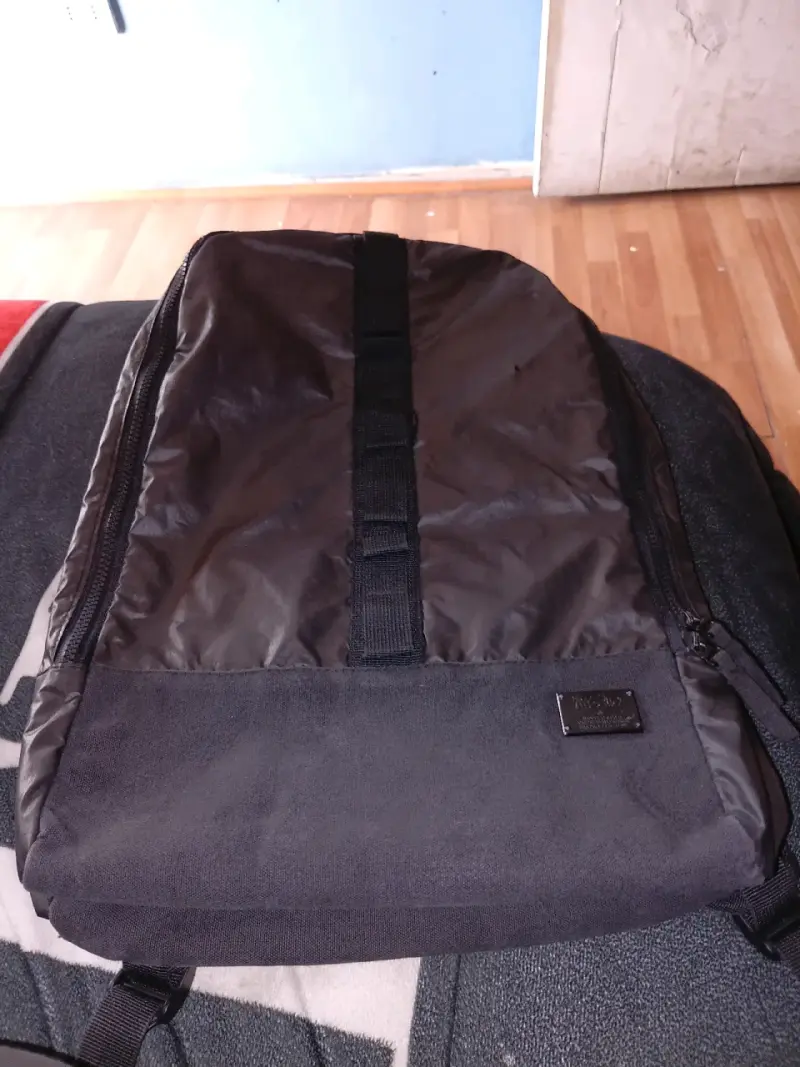 Mochila negra estilo urbano de calidad - 4