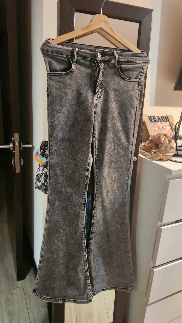 Jeans acampanados grises para mujer