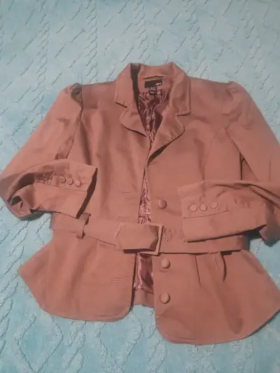 Blazer de mujer marrón con cinturón - miniatura 3