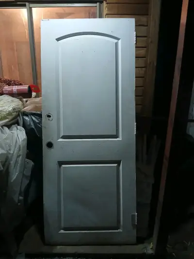 Puerta de madera blanca con diseño clásico - miniatura 1