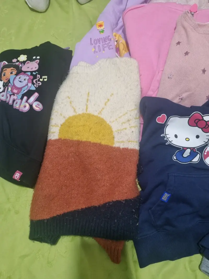 Lote de ropa infantil variada con estampados - 1