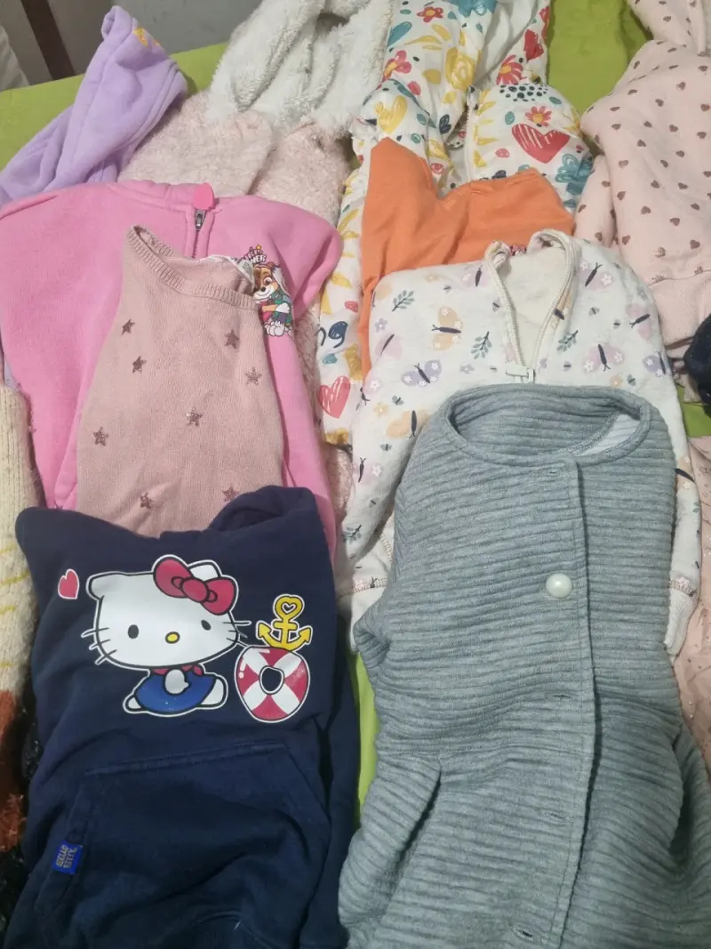 Lote de ropa infantil variada con estampados - 2