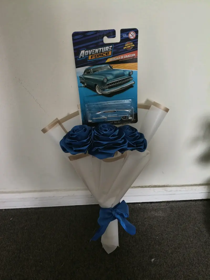 Ramo de flores con auto de colección Adventure Force