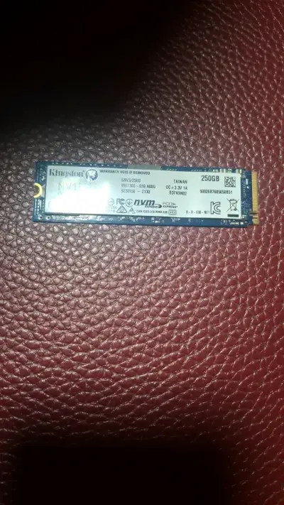 Unidad SSD Kingston NV1 250GB M.2 NVMe - miniatura 1