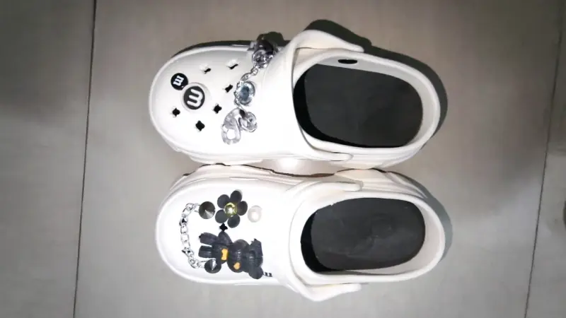 Zapatillas blancos con adornos decorativos