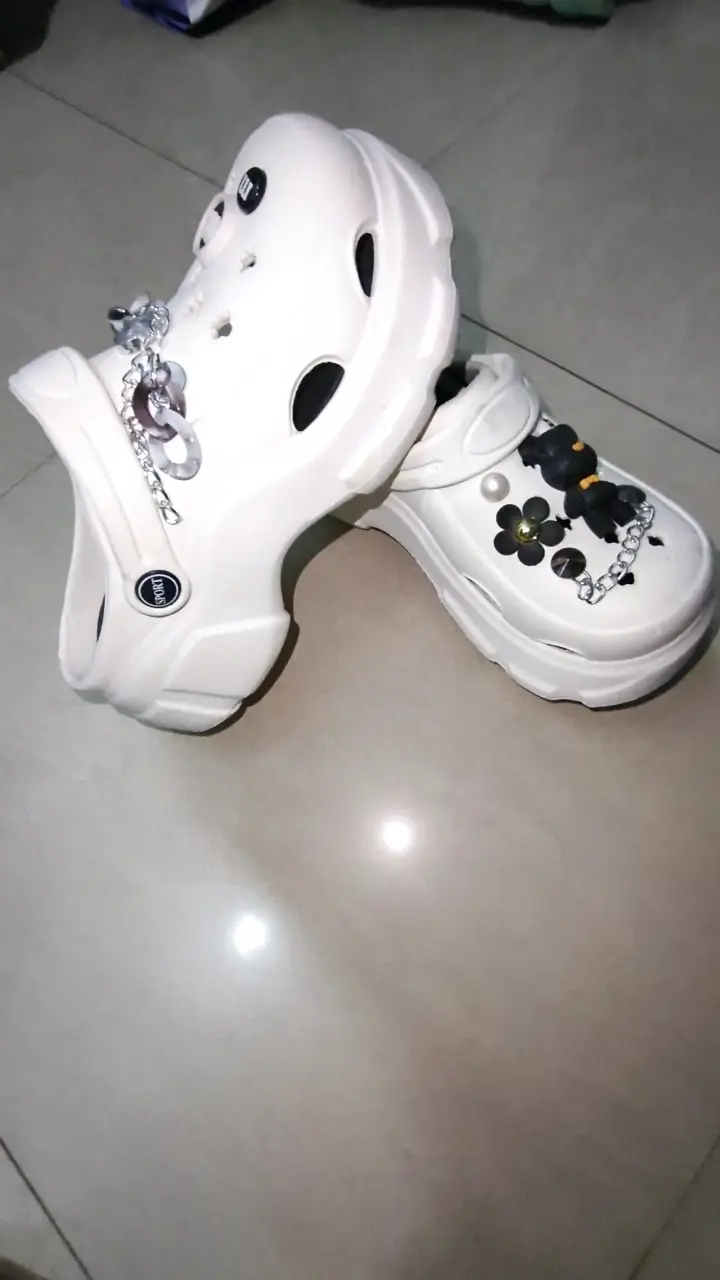 Zapatillas blancos con adornos decorativos - 2