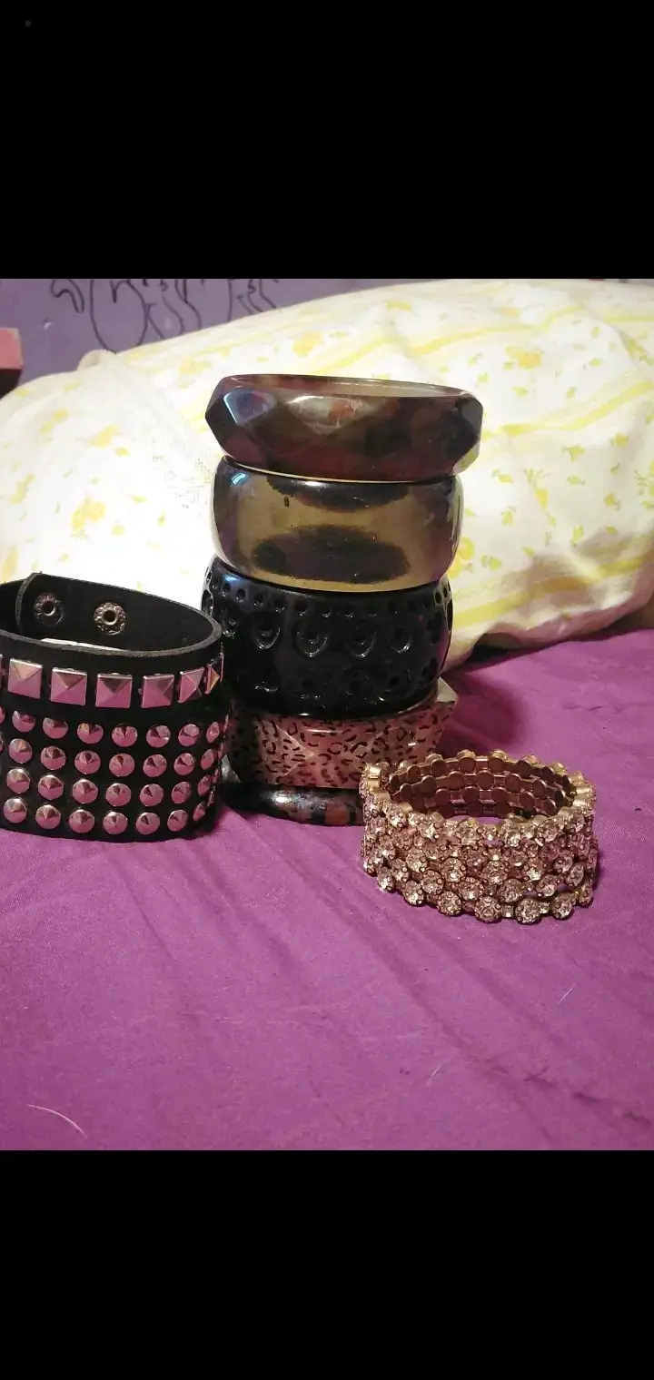 Set de pulseras y cinturones de moda variados