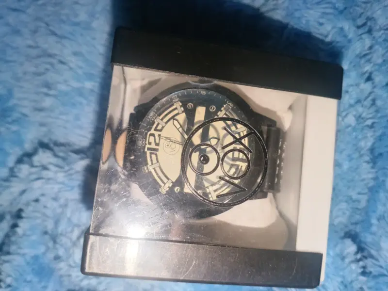 Reloj de pulsera negro con diseño moderno - 1