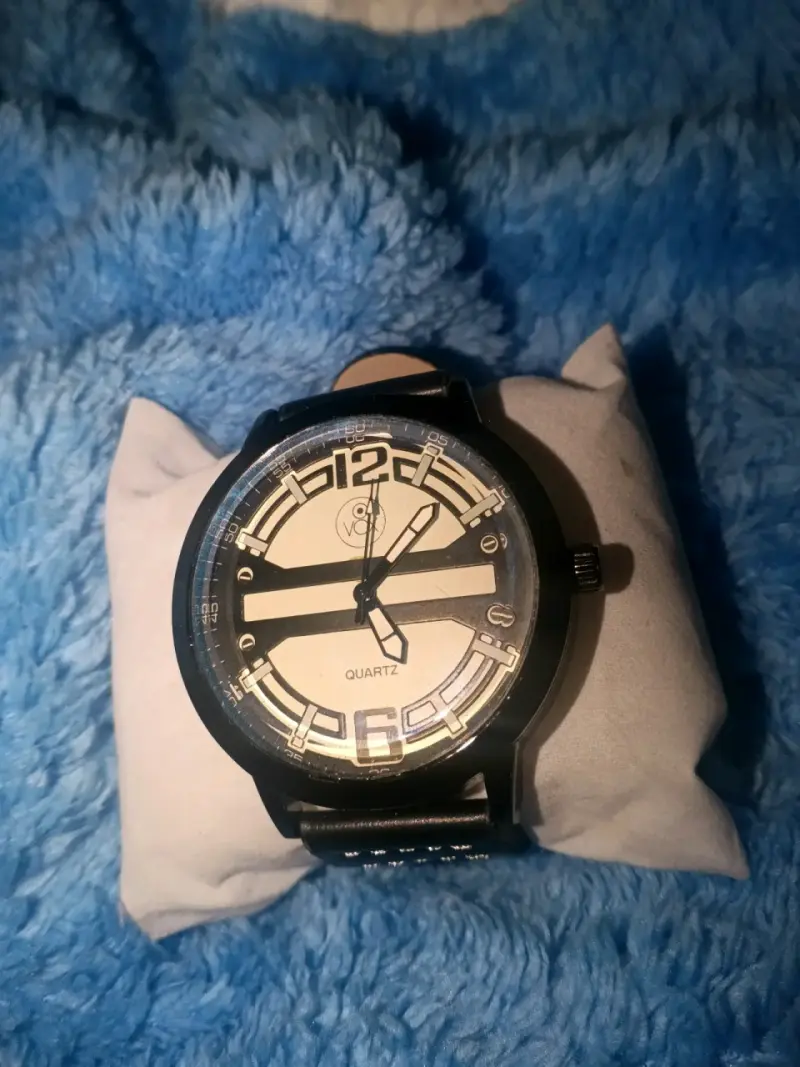 Reloj de pulsera negro con diseño moderno - 2