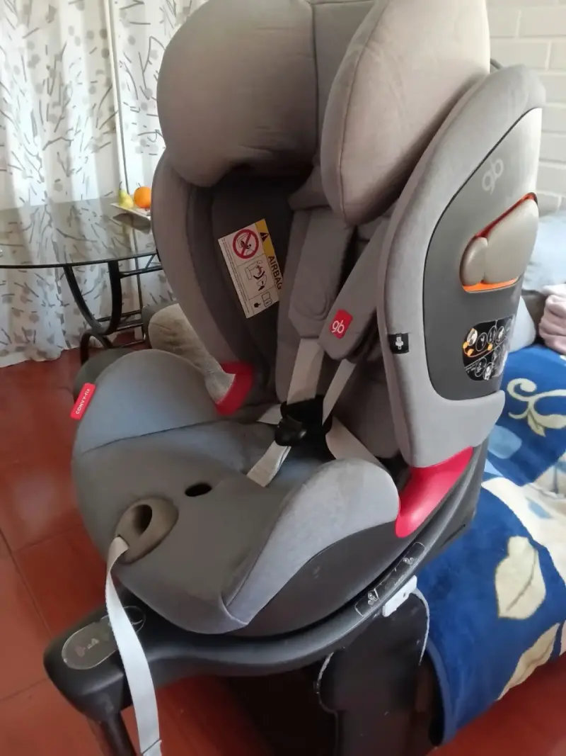 Silla de auto para bebé GB gris con base