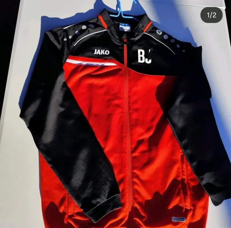 Chaqueta deportiva Jako roja y negra