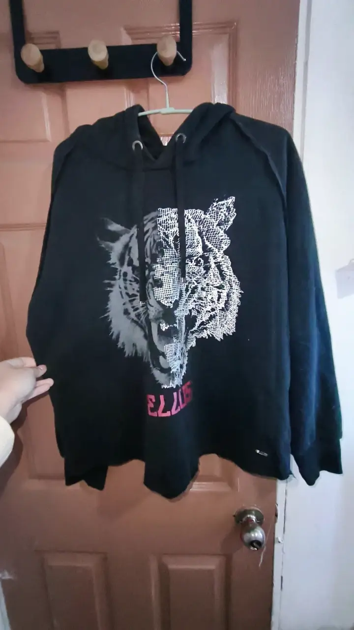 Polerón negro con diseño de tigre