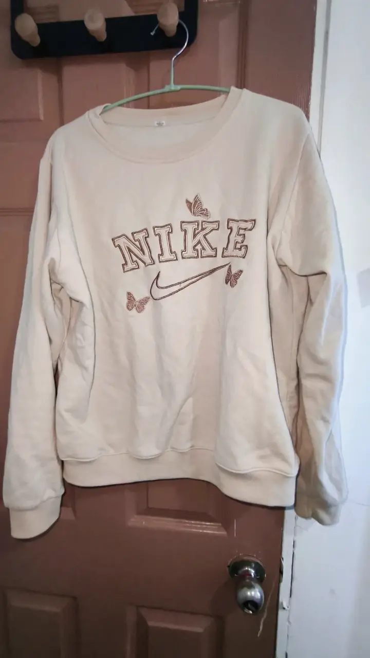 Polerón beige "Nike" con diseño de mariposas