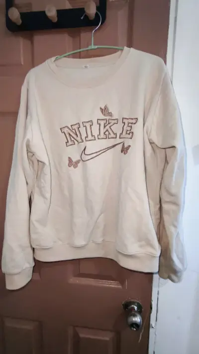 Polerón beige "Nike" con diseño de mariposas - miniatura 1