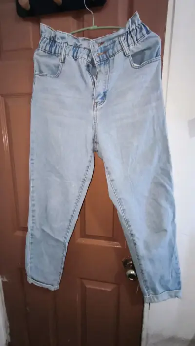 Jeans de mezclilla azul claro para mujer - miniatura 1