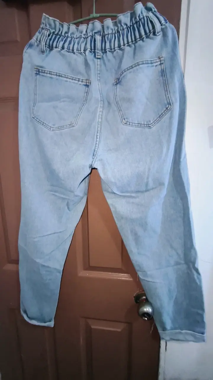 Jeans de mezclilla azul claro para mujer - 2