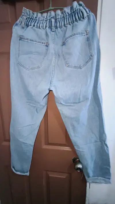 Jeans de mezclilla azul claro para mujer - miniatura 2