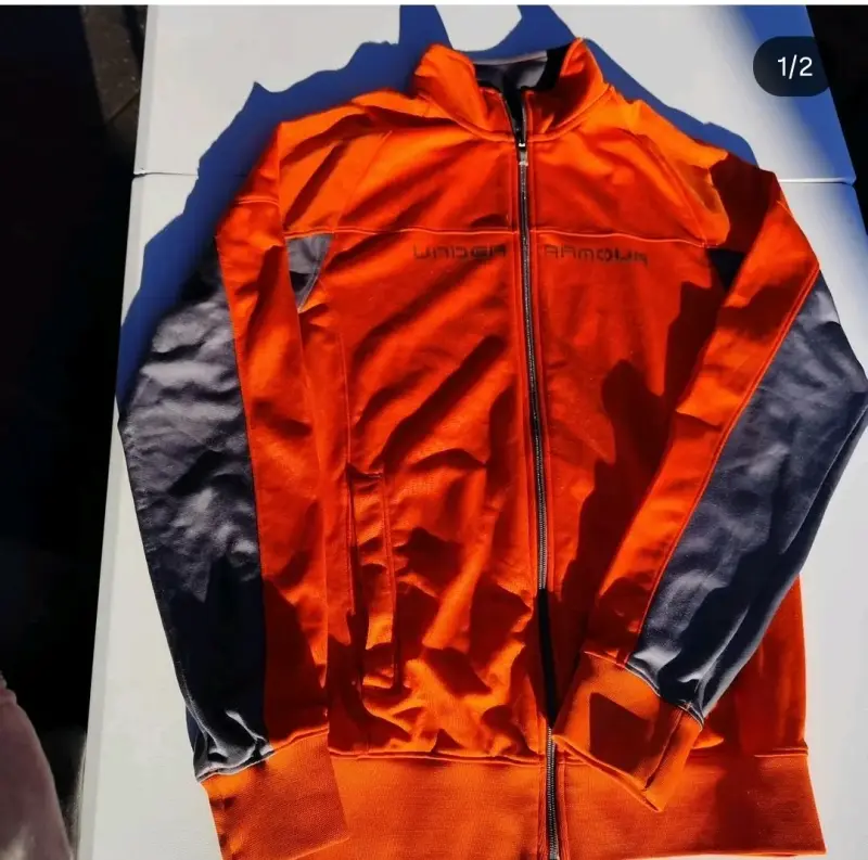 Chaqueta deportiva Under Armour naranja y gris