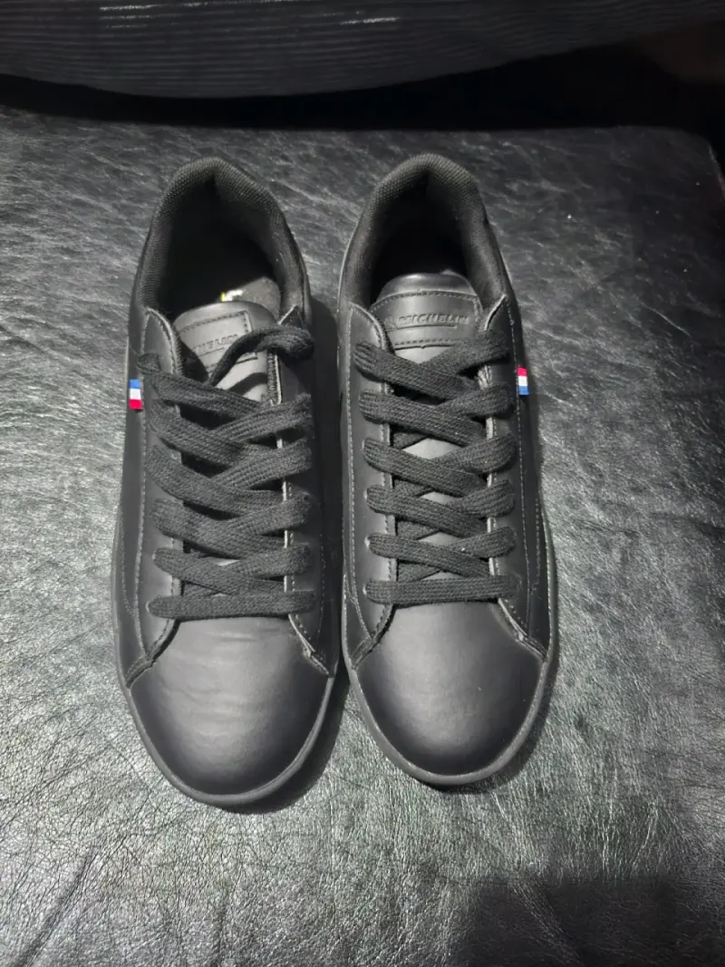 Zapatillas negras Michelin con diseño moderno - 1