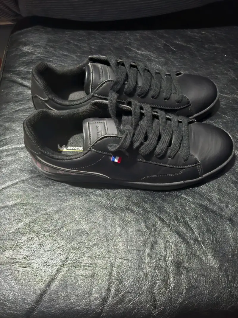 Zapatillas negras Michelin con diseño moderno - 2