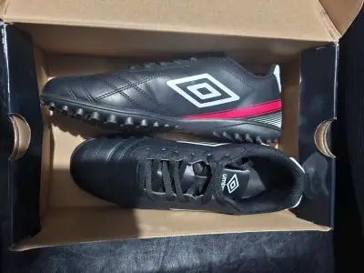 Zapatillas de fútbol Umbro negras para césped - miniatura 1