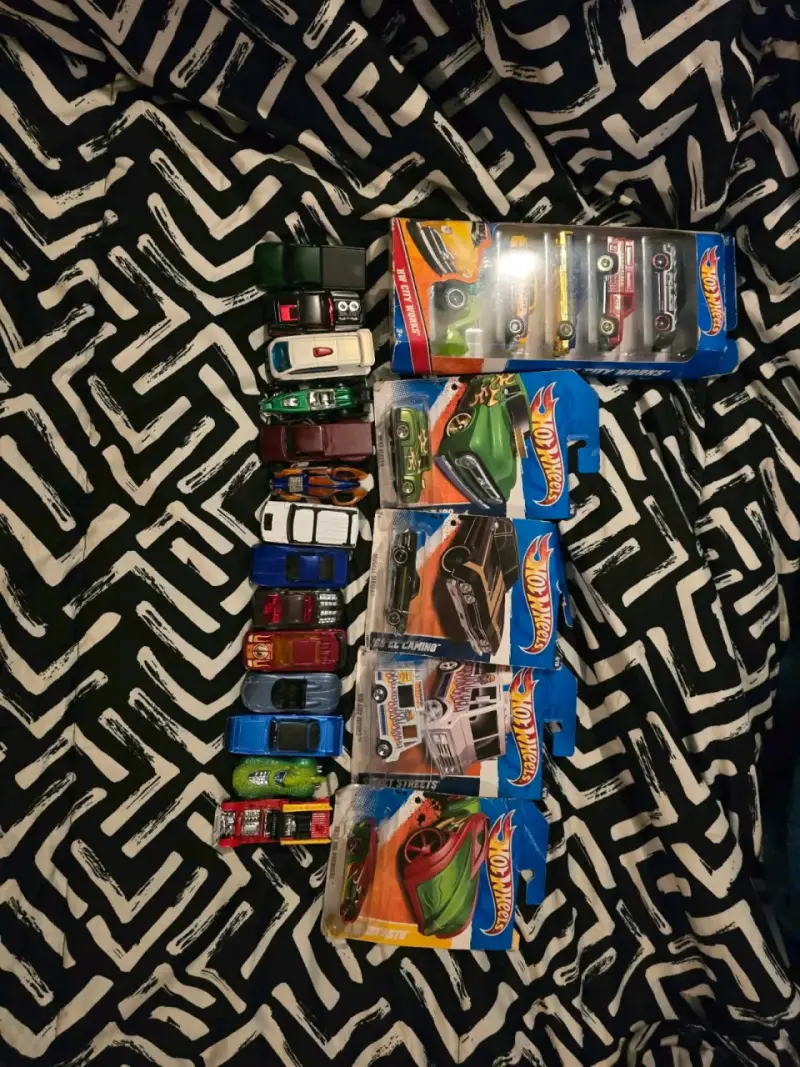 Colección de autos Hot Wheels variados