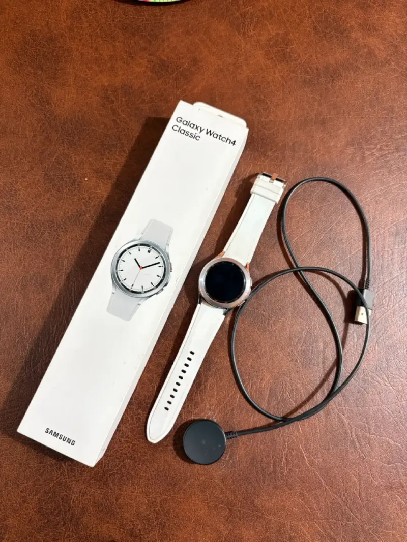 Samsung Galaxy Watch4 Classic con cargador - 1