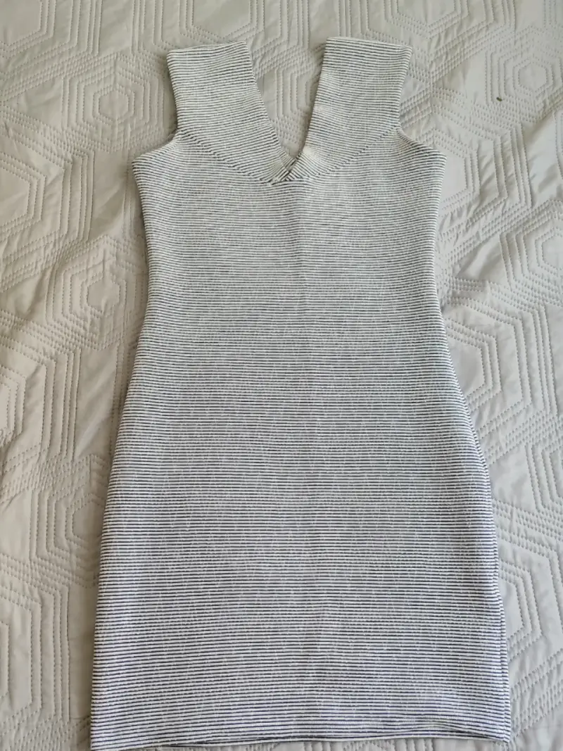 Vestido ajustado de rayas gris y blanco - 1