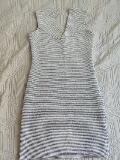 Vestido ajustado de rayas gris y blanco - miniatura 1