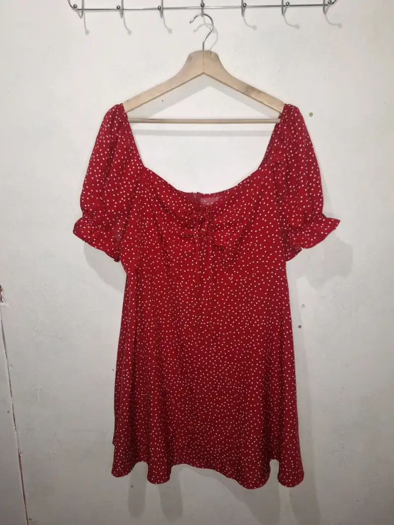 Vestido rojo con lunares blancos estilo casual - 1