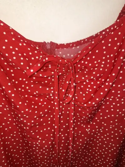 Vestido rojo con lunares blancos estilo casual - miniatura 2