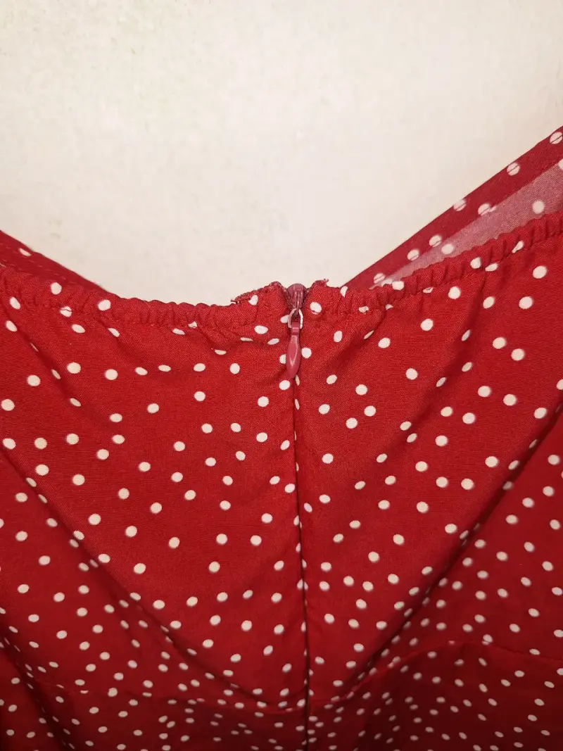 Vestido rojo con lunares blancos estilo casual - 3