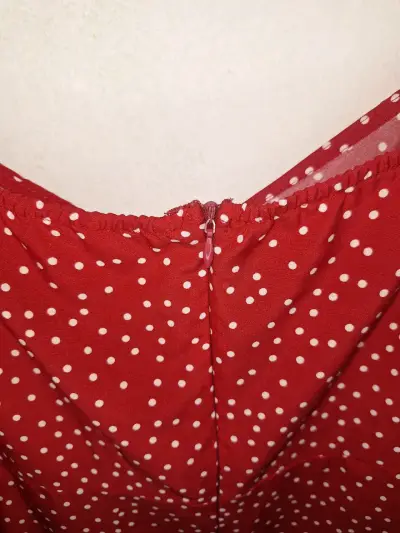 Vestido rojo con lunares blancos estilo casual - miniatura 3