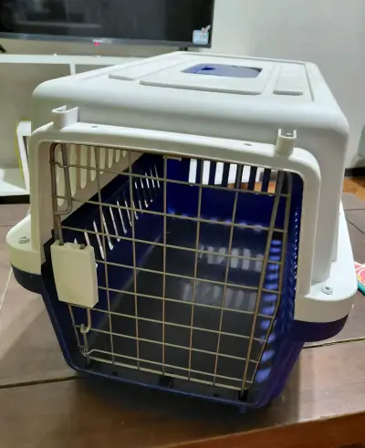 Transportadora de mascotas plástica mediana - miniatura 1