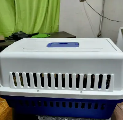 Transportadora de mascotas plástica mediana - miniatura 2