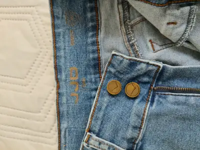 Jeans ajustados de mezclilla azul claro - miniatura 3