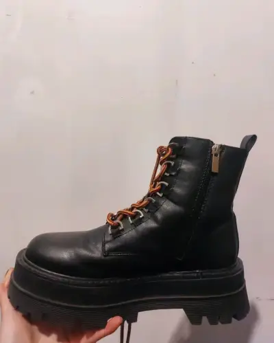 Botas negras de cuero con plataforma - miniatura 2