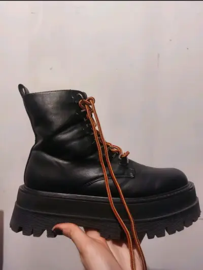 Botas negras de cuero con plataforma - miniatura 3
