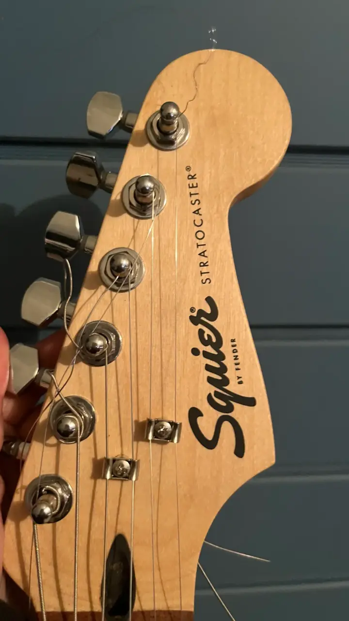 Guitarra Eléctrica Squier Stratocaster Negra - 2