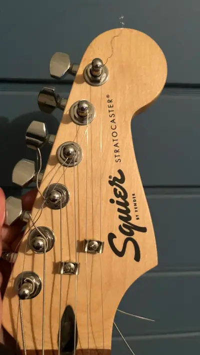 Guitarra Eléctrica Squier Stratocaster Negra - miniatura 2