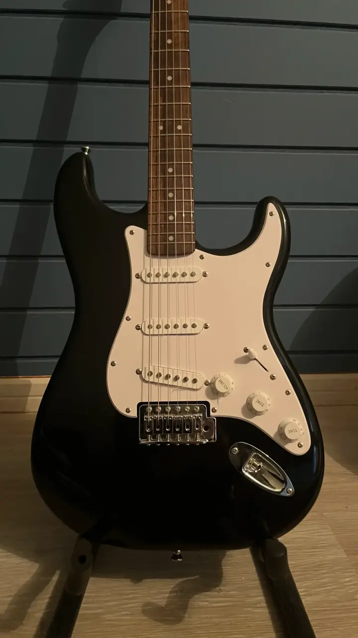 Guitarra Eléctrica Squier Stratocaster Negra - 5