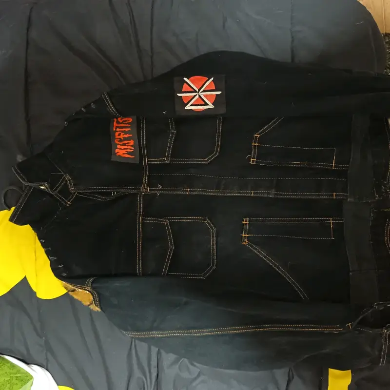 Chaqueta de mezclilla negra con parches Misfits - 1