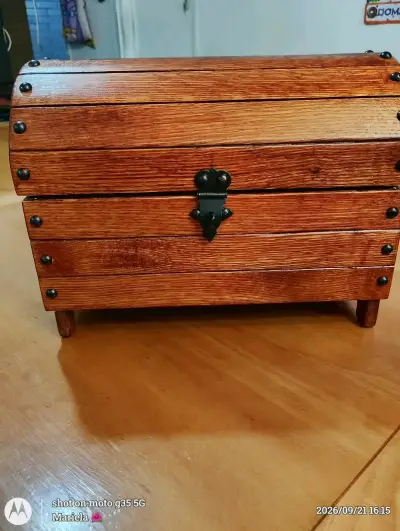 Cofre de madera estilo vintage con cerradura - miniatura 1