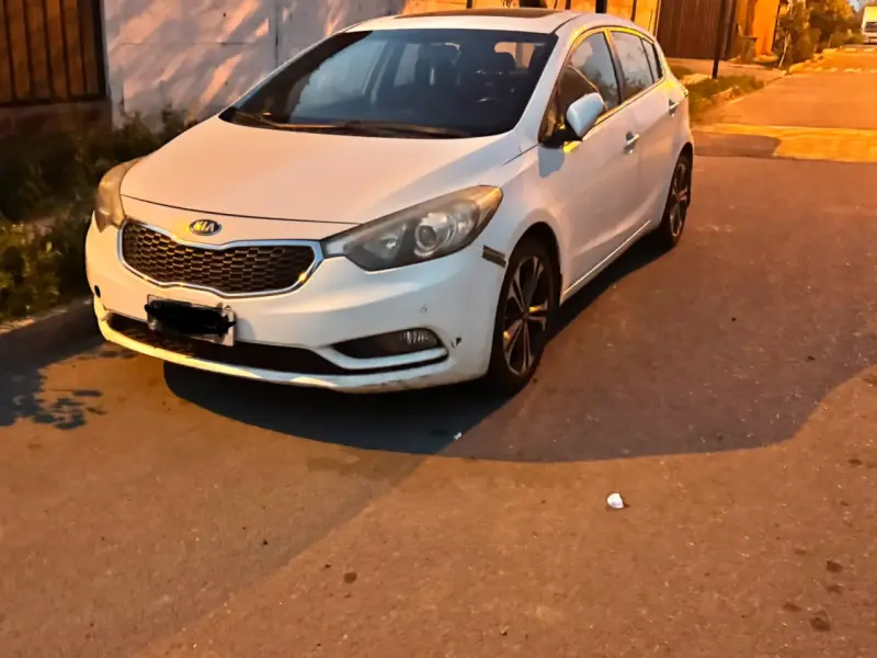 Auto Kia Cerato 5 blanco en buen estado