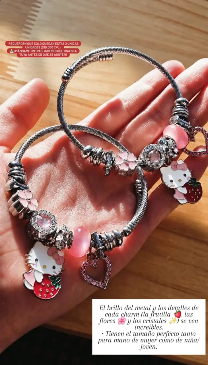Pulsera con charms Hello Kitty y flores