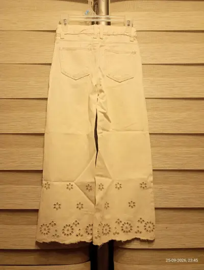 Pantalones beige con diseño floral bordado - miniatura 2