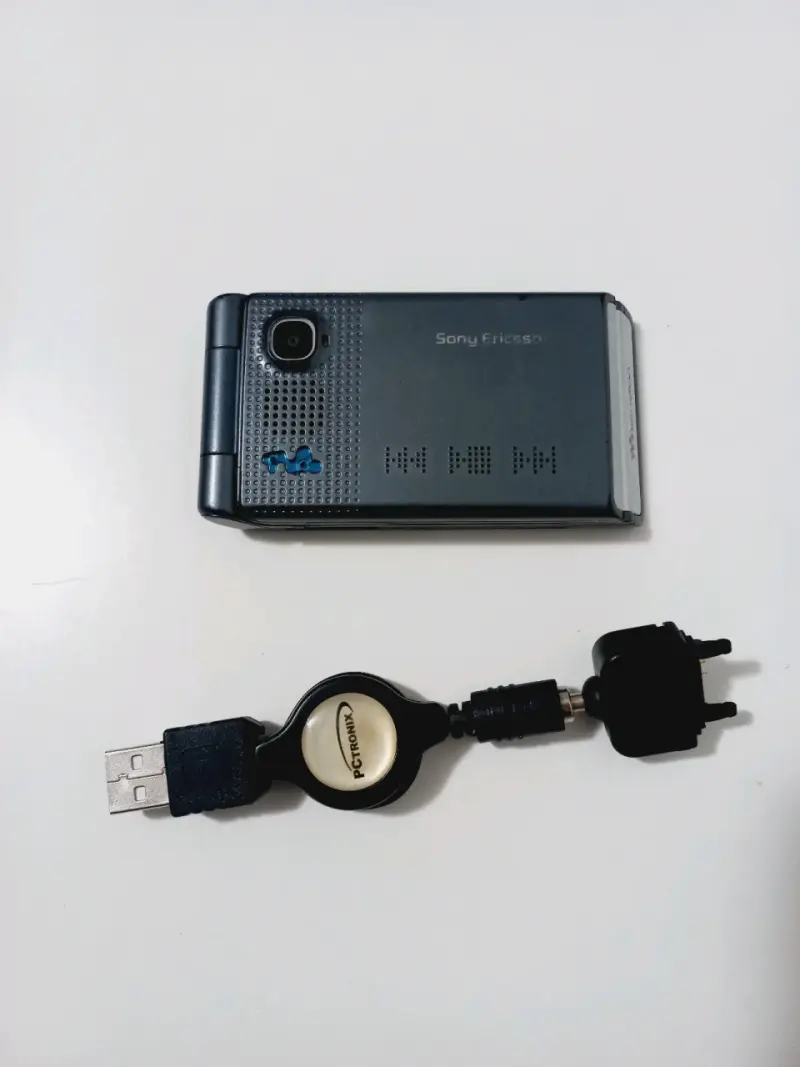Celular Sony Ericsson Walkman con cargador - 1