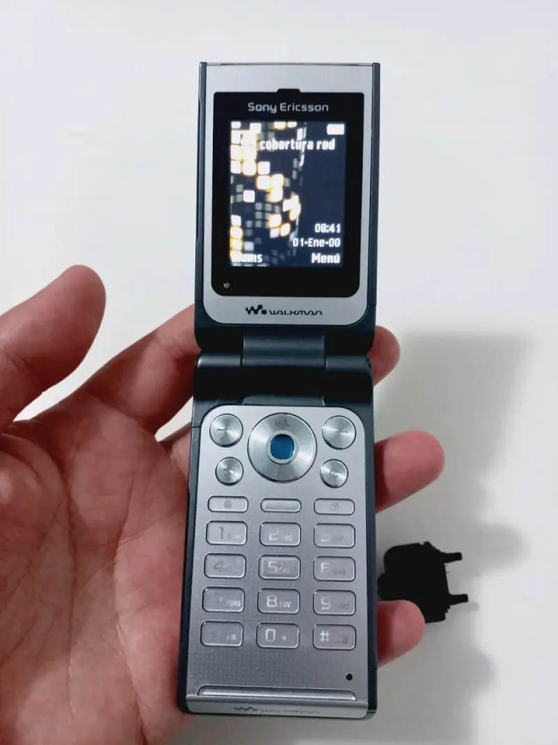 Celular Sony Ericsson Walkman con cargador - 4