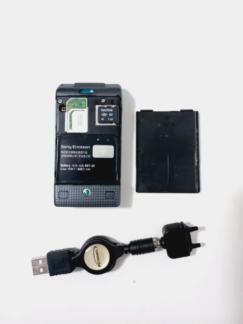 Celular Sony Ericsson Walkman con cargador - 5