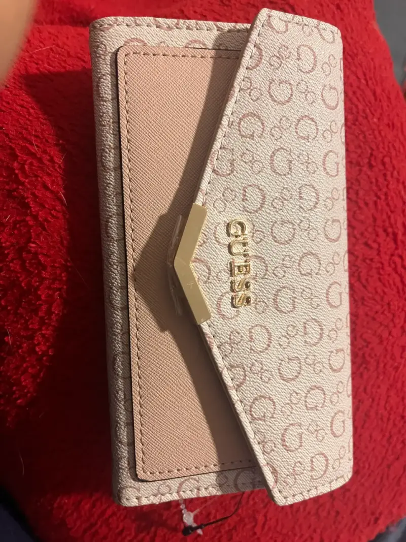 Cartera Guess beige con logo